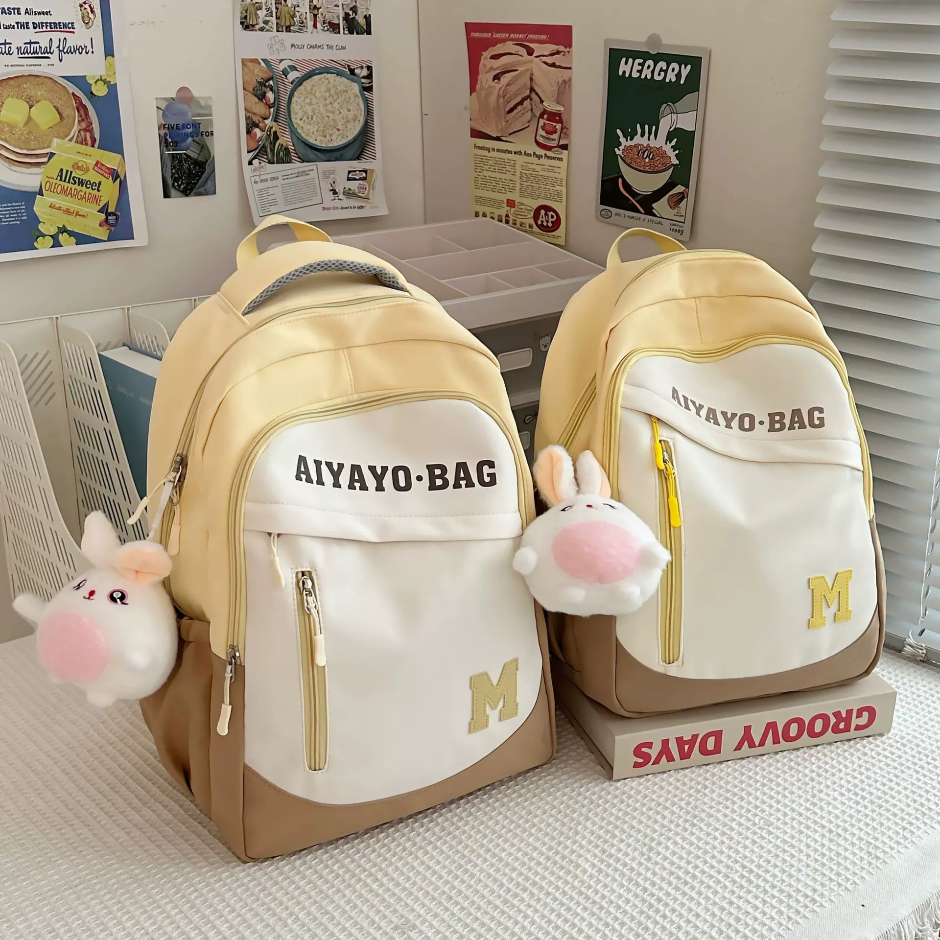 Capacious backpack, waterproof wear-resistant small school bag, simple and elegant design