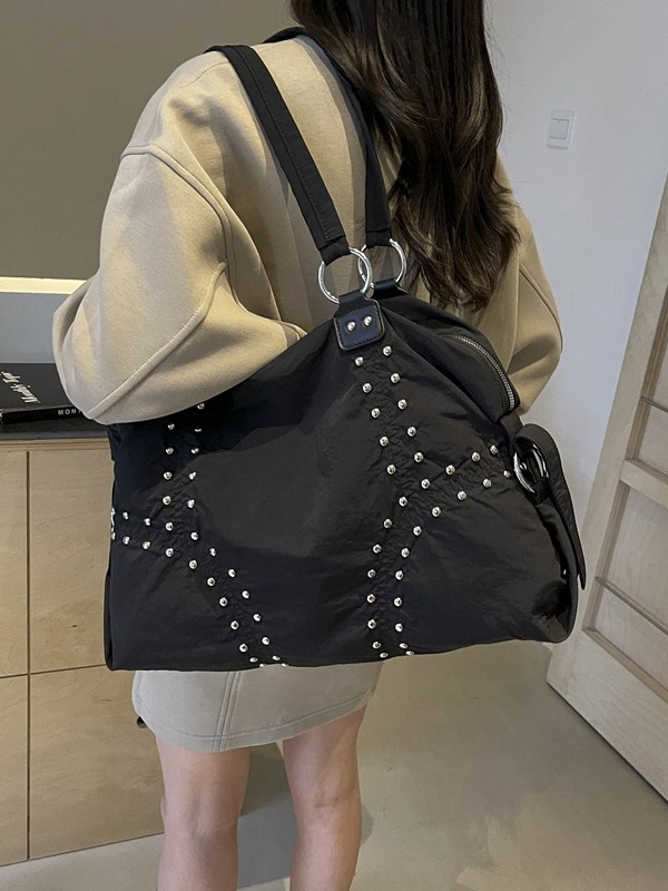 Bolsa de gran capacidad para mujeres 2024 nueva bolsa de hombro casual texturizada bolso de remaches ligero bolso de soporte de viento lento