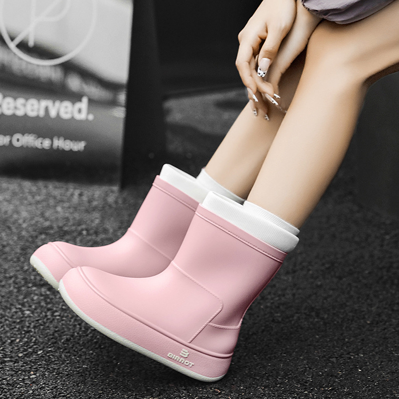 Nuevos zapatos de lluvia de terciopelo para mujeres de color sólido de moda coreana impermeable, antideslizante, fondo suave, estudiantes de manga corta, botas de lluvia cálidas