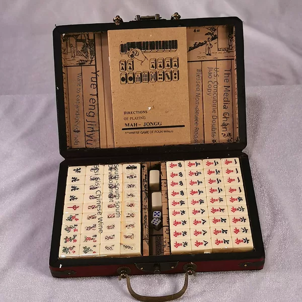Cross-border supply of melamine English mahjong dormitory entertainment mahjong brand Milky White small travel mahjong with antique leather box