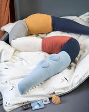 ins儿童鳄鱼抱枕彩虹鳄鱼新款北美安抚枕婴儿围栏儿童房装饰玩具