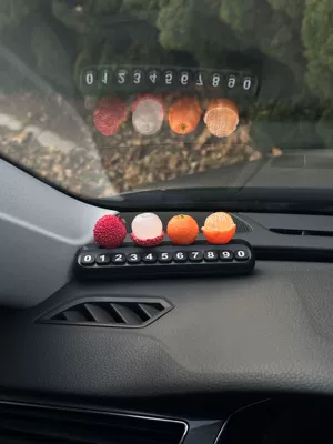 Cartoon Car Parking Sign, Temporary Nömrəli dayanma kartı - litchi-half-peeled-lychee-orange-half-peeled-orange-black-large-number-license-plate-free-traceless-glue