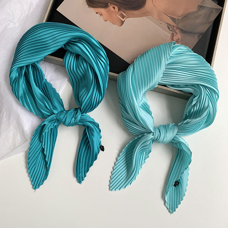 Pañuelo de seda de alta calidad nuevo estilo de color sólido arrugado bufanda de seda para mujer bufanda en forma de diamante versión coreana de la bufanda de seda de imitación pequeña bufanda en la cabeza banda para el cabello