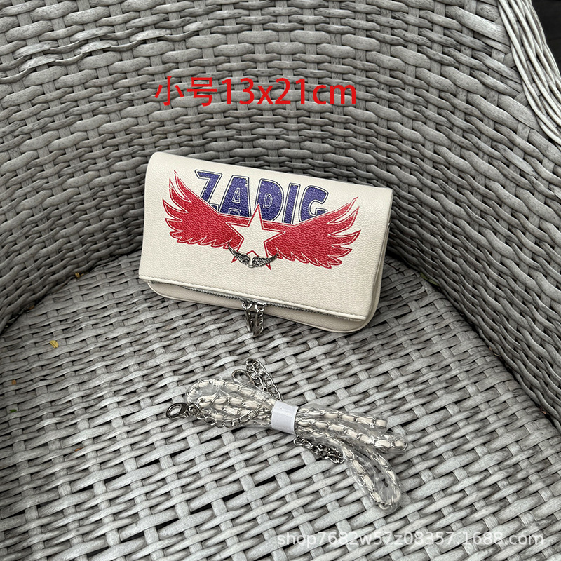 Bolso de hombro con diseño de alas e impresión de letras, cadena incluida