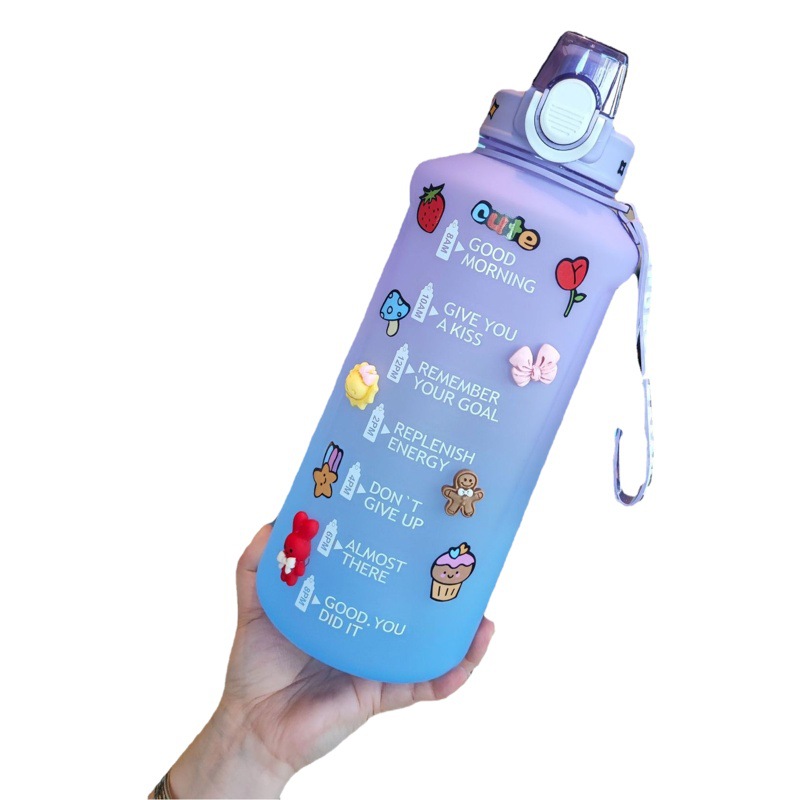 Venta al por mayor de gran capacidad botella de agua de paja de plástico taza red rojo de color degradado de color botella de agua cuerda portátil etiqueta engomada de la taza de agua