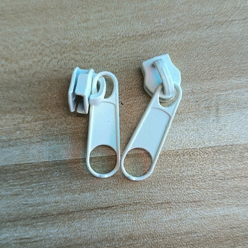 亜鉛合金ジッパープルアクセサリー、ハンドバッグや荷物用のマルチカラーのオプションのNo.5ナイロンカラージッパープル|undefined