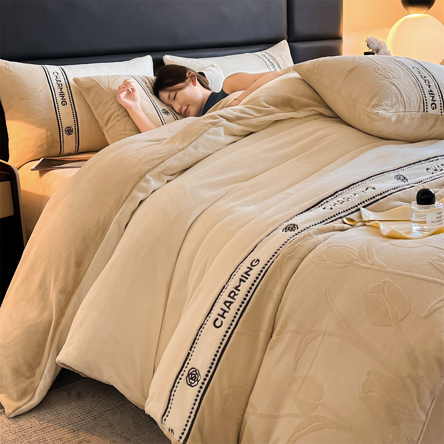 Invierno tallado leche de terciopelo en la cama de cuatro piezas conjunto 2025 nuevo engrosado sábanas cálidas cama