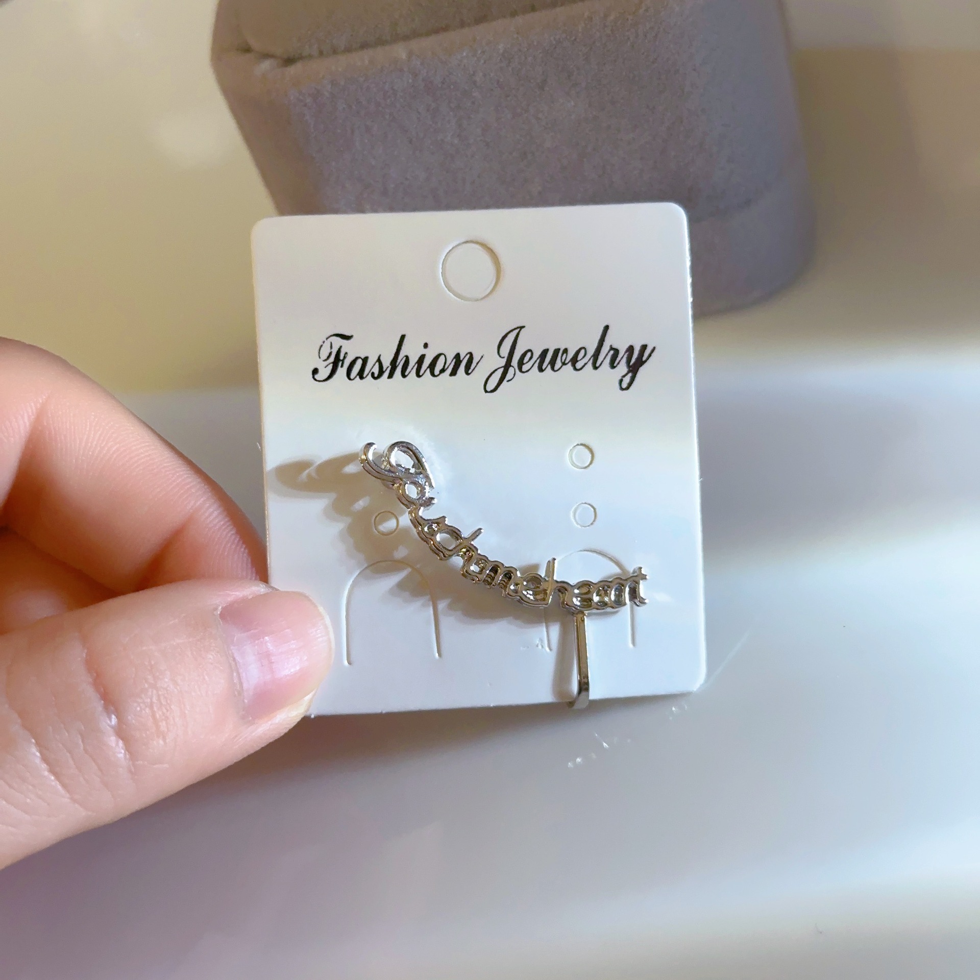 Pendientes de una sola letra para la oreja izquierda, estilo largo y frío de alta gama, tipo de colgante de oreja, diseño de nicho, temperamento, clip de oreja de todo fósforo