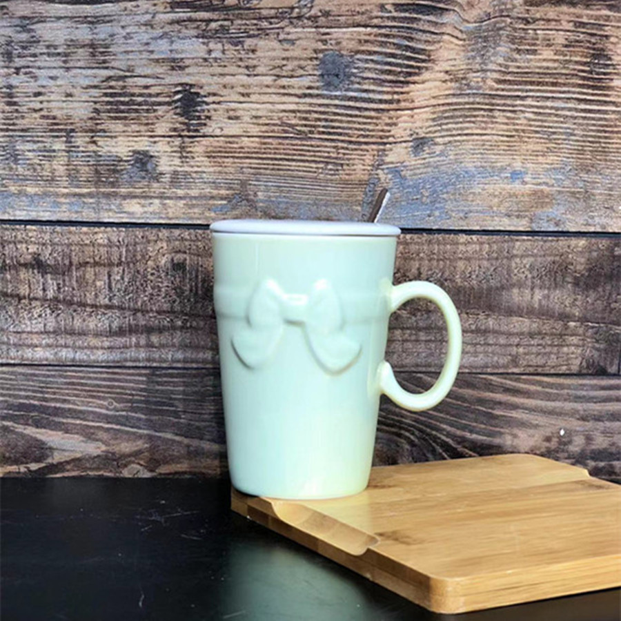 Luz y lujo brillante relieve arco taza con cubierta cuchara taza de cerámica