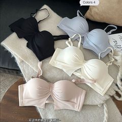 半杯の少女の小胸が下着に集まっています。