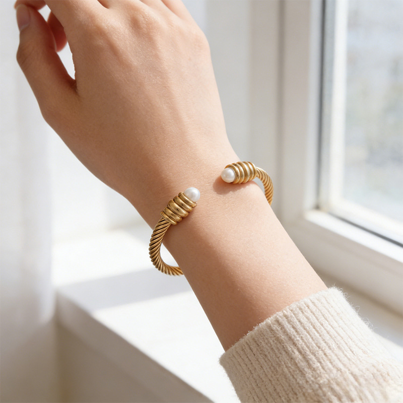 Brazalete de acero inoxidable torcido perla abertura europea y americana nicho femenino simple diseño brazalete de alambre joyas al por mayor image 4