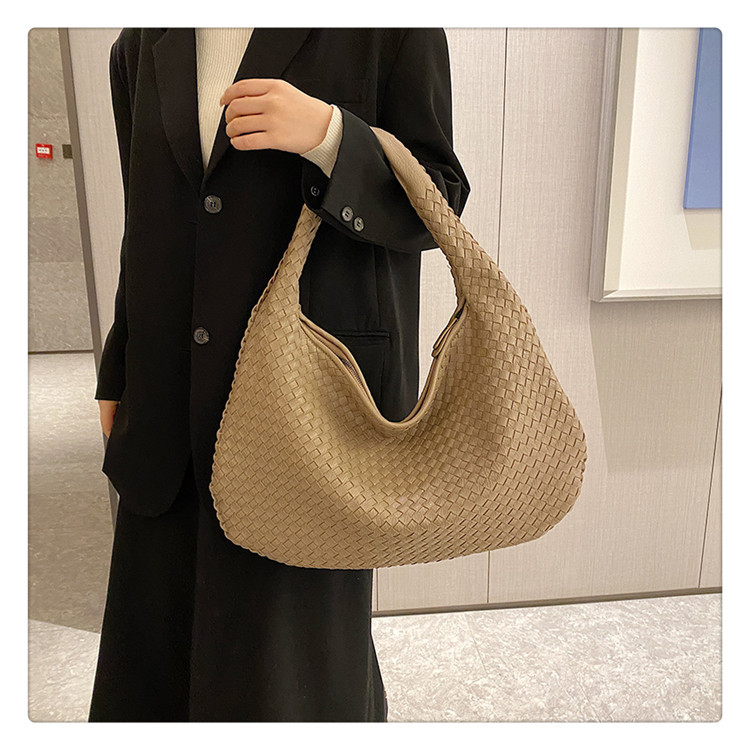 Women's Medium Pu Leather Solid Color Vintage Style Classic Style Weave Zipper Straw Bag display picture 13