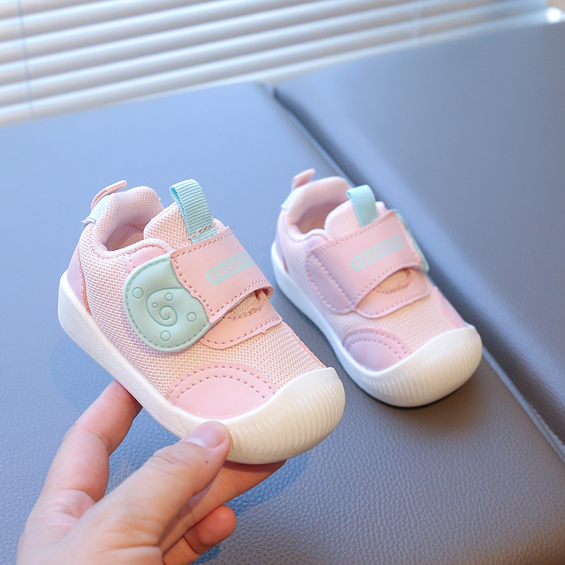 Zapatos infantiles para bebés en otoño nuevos zapatos de función ligera antideslizante con suela suave, una etapa de zapatos de red para bebés, hombres y mujeres.