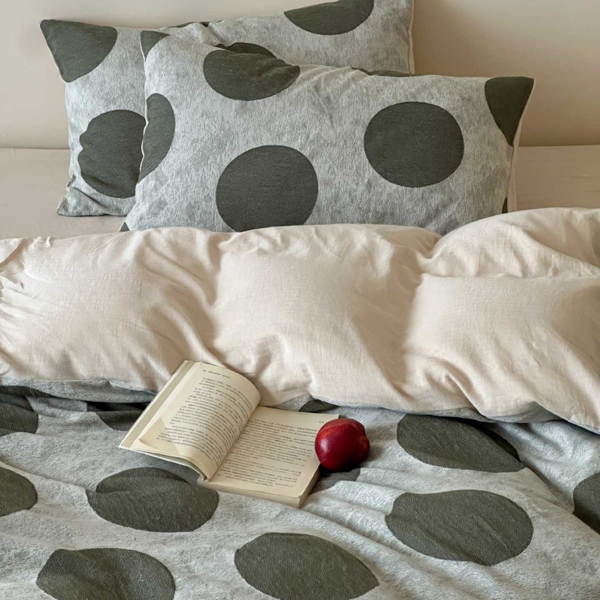 Conjunto de quatro peças minimalista nórdico retrô com estampa de bolinhas verdes em jacquard, composto por capa de edredom e lençol de cama em algodão puro, macio e agradável à pele._voghion.com
