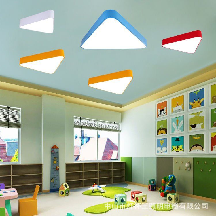Jardín de infantes lámpara de techo LED triángulo sólido sala de aula institución de capacitación de educación temprana creativa color lámpara de forma especial