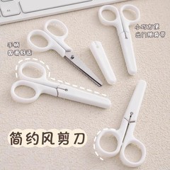 シンプルな日本式の子供のはさみ幼稚園の手作りの切り紙のはさみの学生の丸い頭は蓋の小さいはさみの新型を持ちます。