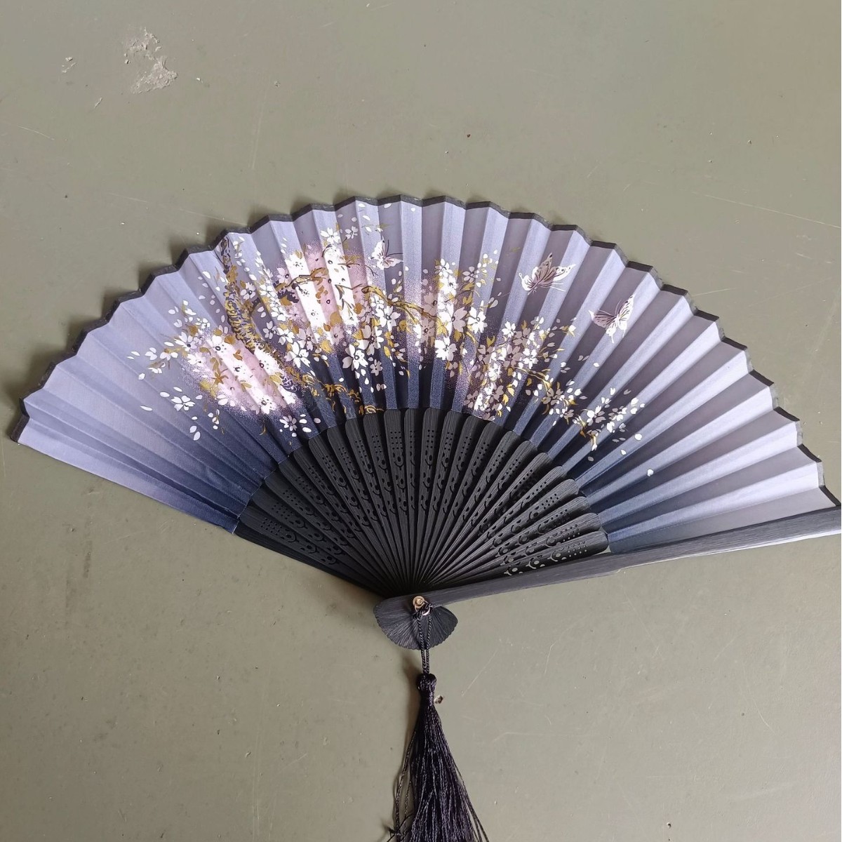 Ventilador De La sonrisa de Erqing Ventilador de seda de mango medio largo de estilo chino Ventilador plegable Estilo chino Hanfu Ropa coreana Ventilador de juego creativo al por mayor