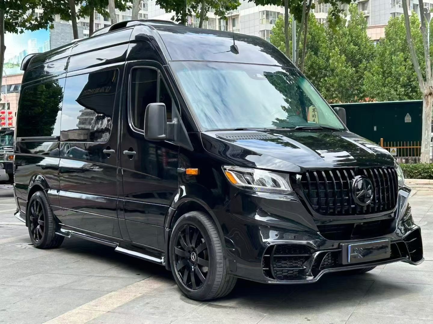 Suitable for 09+ Spitzen W906 models, offering a new 907-style front bumper, grille, and sporty exterior with a full body kit