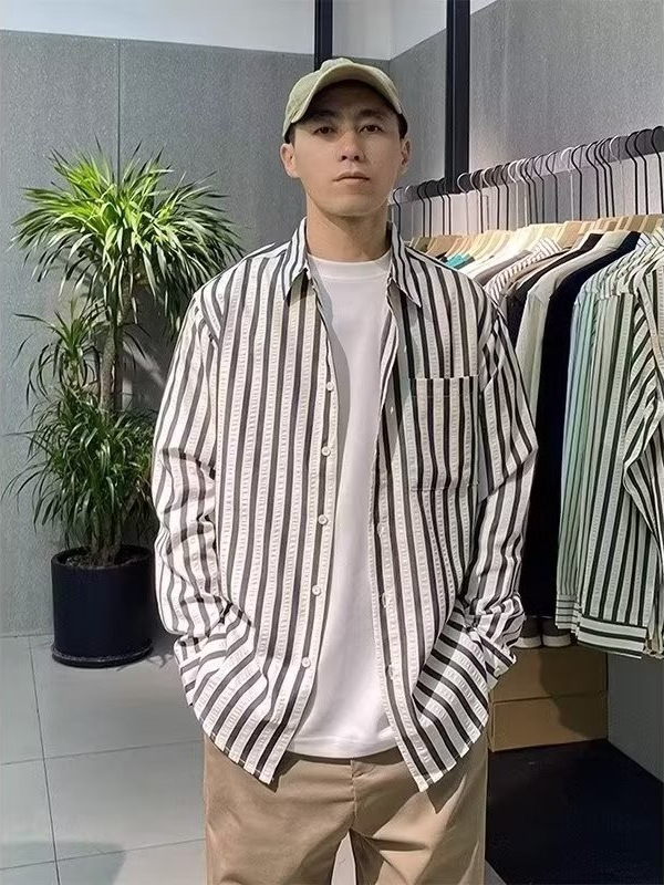 Camisa de alta gama a rayas de manga larga para hombre suelta casual versión coreana de primavera y otoño nueva camisa drapeada de moda top de todo fósforo