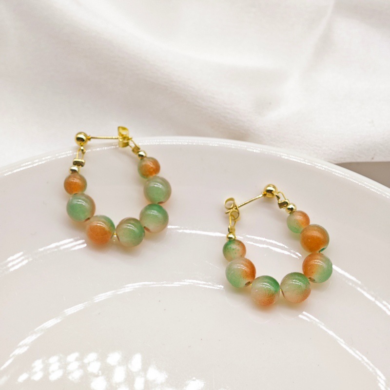 2024 nuevos pendientes de cuentas de piedra natural de color de nicho retro de moda y temperamento simple pendientes de cercanías de celebridades de Internet