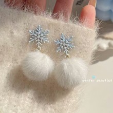 秋冬新款蓝色雪花毛球耳环女925银针毛茸茸耳坠气质小众温柔耳饰