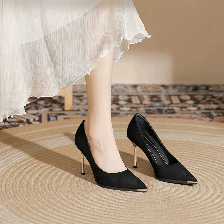 Черные женские туфли на высоком каблуке с металлическим острым носком и мужскими туфлями на шпильке, новый стиль 2024, элегантные туфли на плоской подошве с неглубоким горлышком и юбкой-нишей