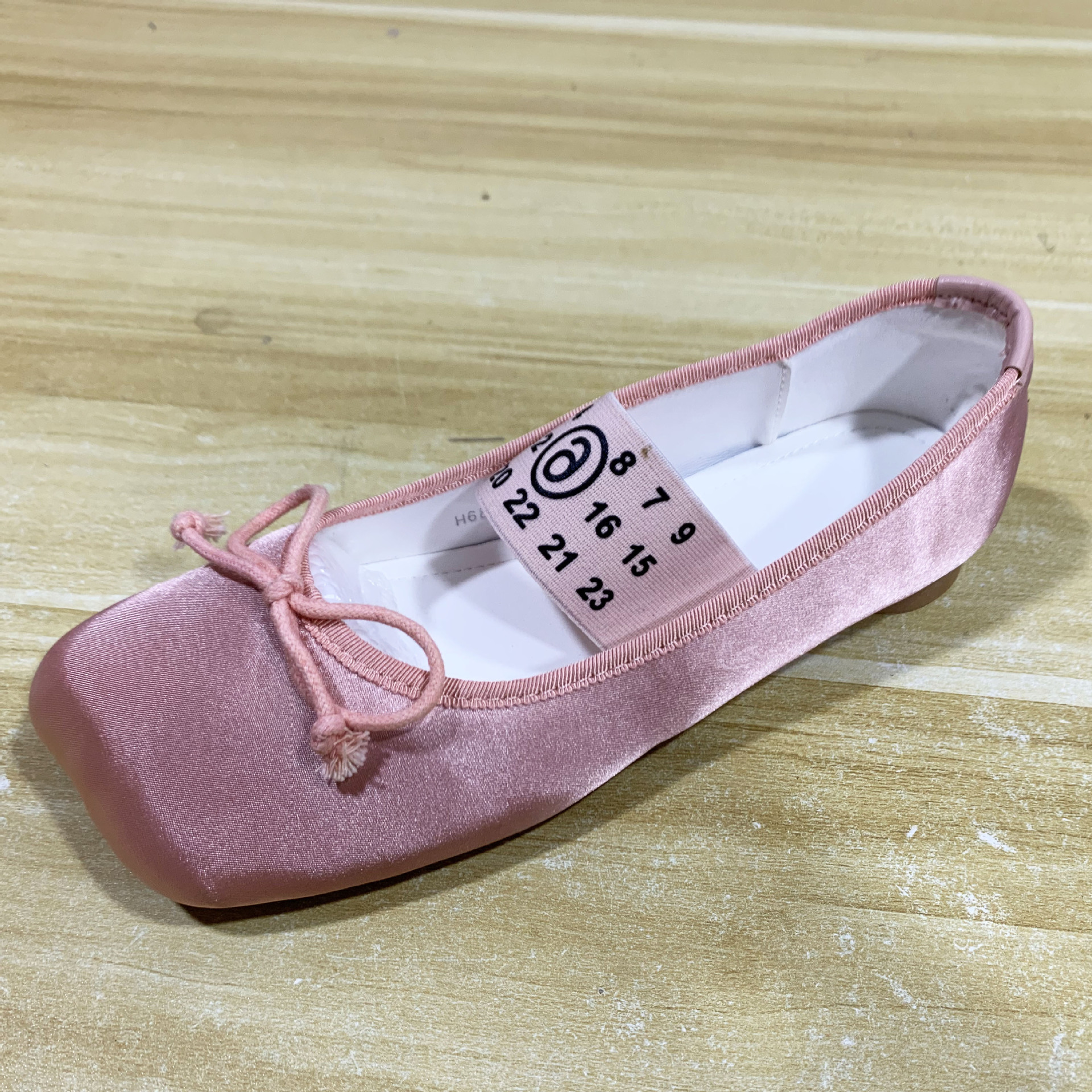 Niche Tilted Head Ballet Shoes Low Heel Bow Flat Heel Mary Jane Shoes Shallow Mouth Satin Small Chanel Style Shoes Women