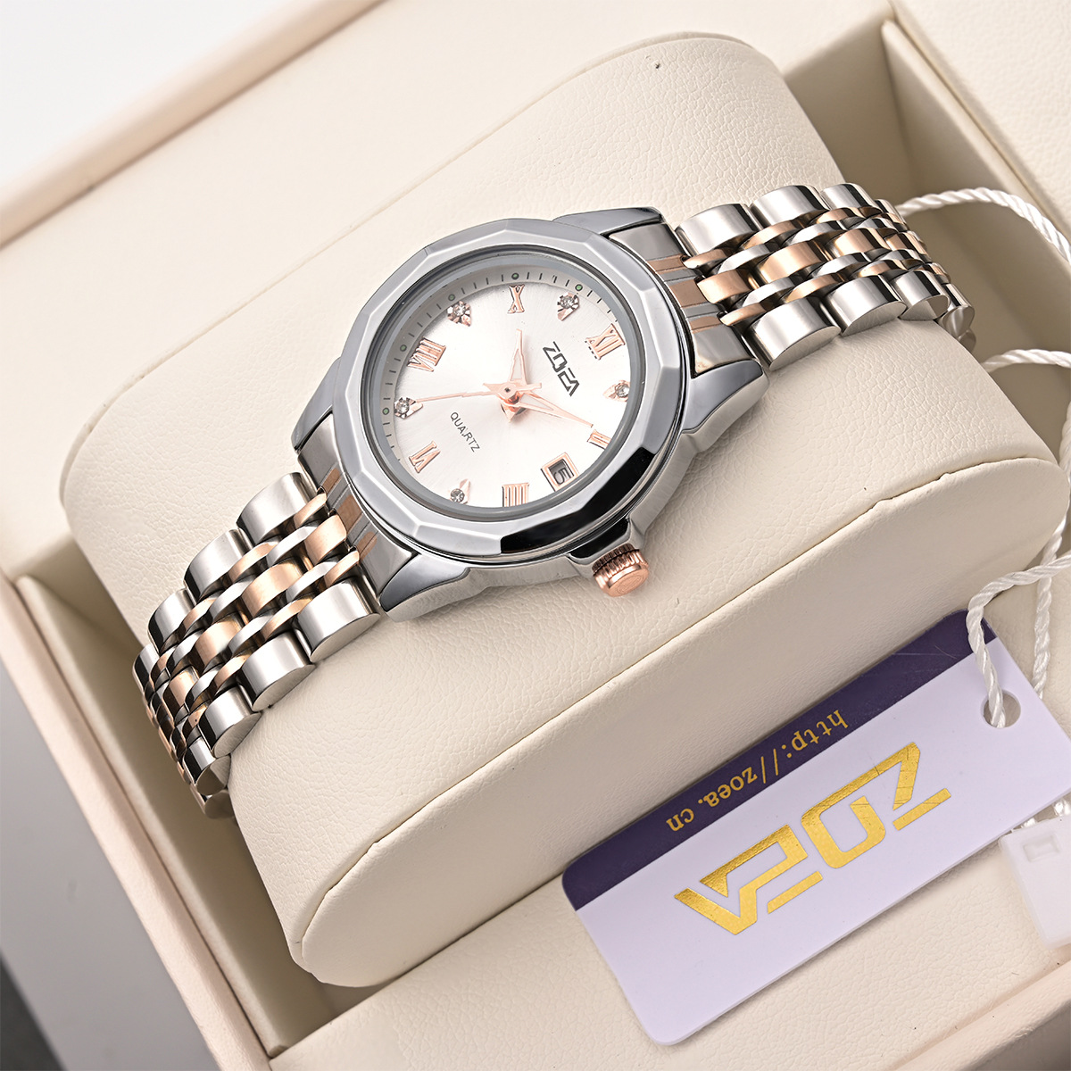 스틸 밴드 사이의 로즈 골드