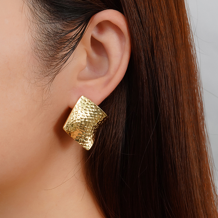 Europa y América tendencia simple tetragonal pendientes de acero de titanio irregular 18K oro pernos de acero inoxidable personalidad textura pendientes