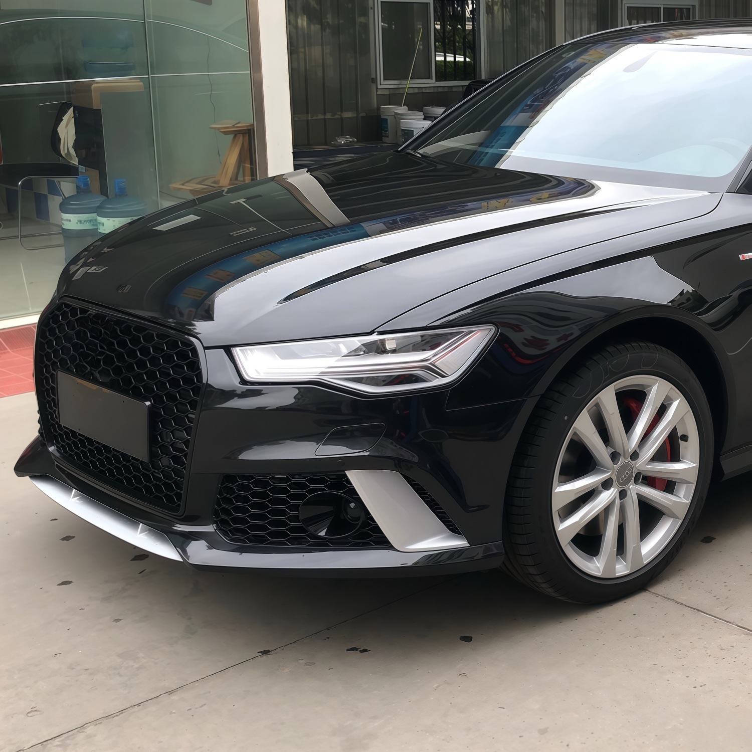 Suitable for Audi A6L models from 2016-2018, this is an upgrade kit for modifying the front bumper to resemble the RS6, including the front grille and bumper