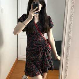 黑色碎花连衣裙女夏2025新款小个子法式泡泡袖V领收腰显瘦掐腰裙