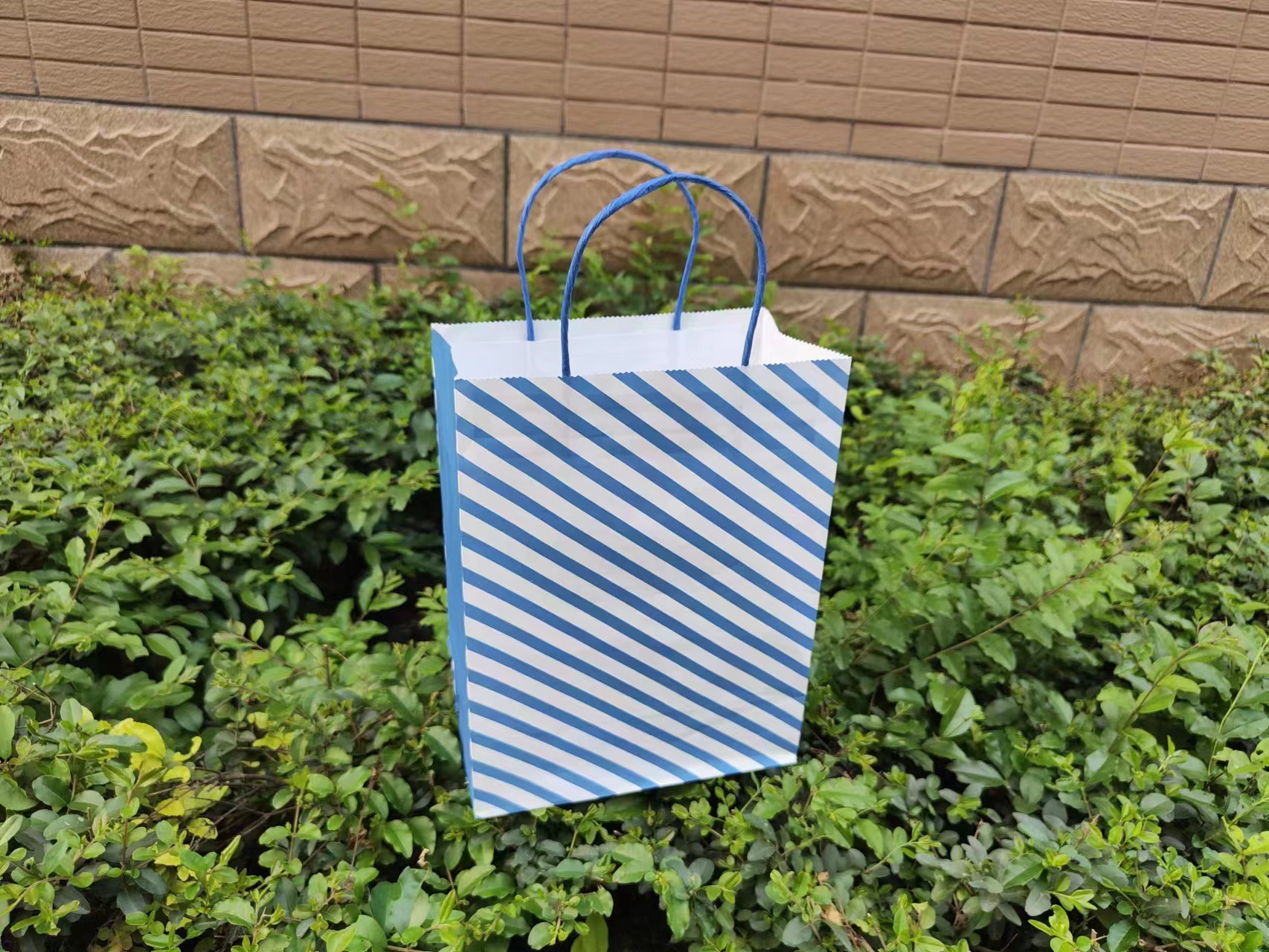 Polka Dot sarga mancha color bolsa de papel Regalo de Cumpleaños bolsa de embalaje de vacaciones bolsa de papel Kraft bolso de regalo de mano en stock lote