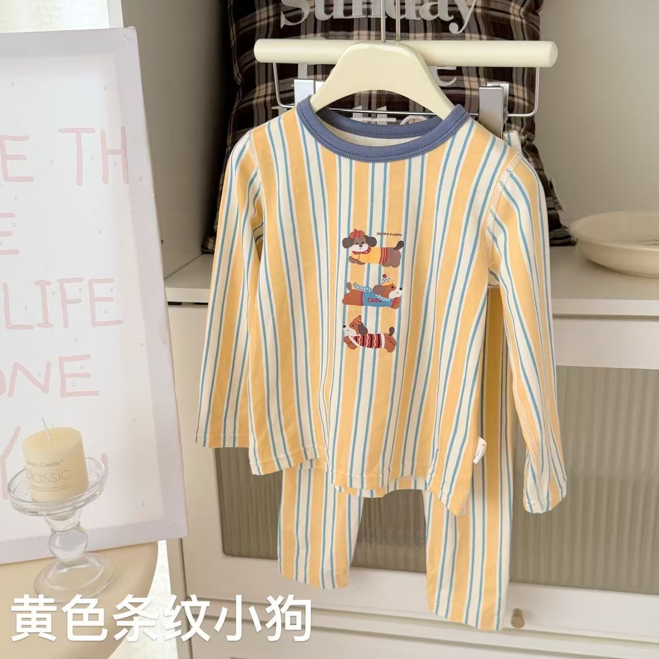 노란 줄무늬 강아지