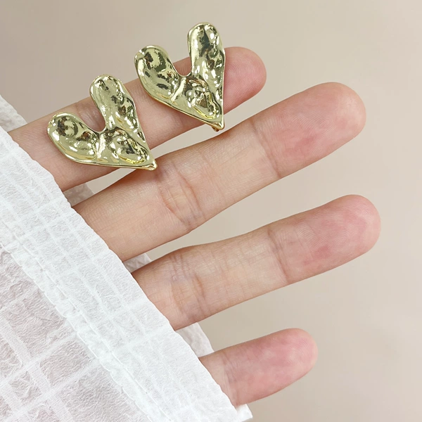270# Glossy Love Mosquito Coil Ear Clip