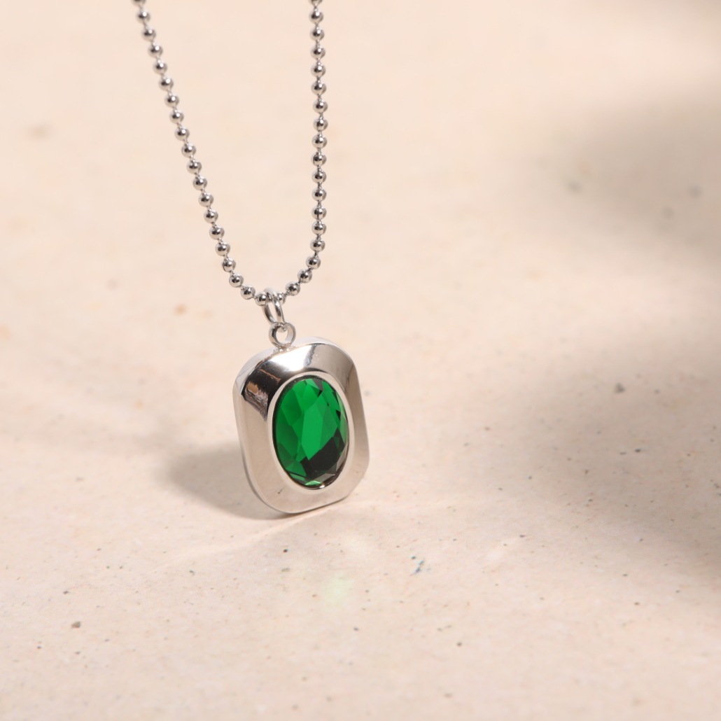 Fashion Simple Oval Emerald Zircon Titanium Steel Necklace display picture 1