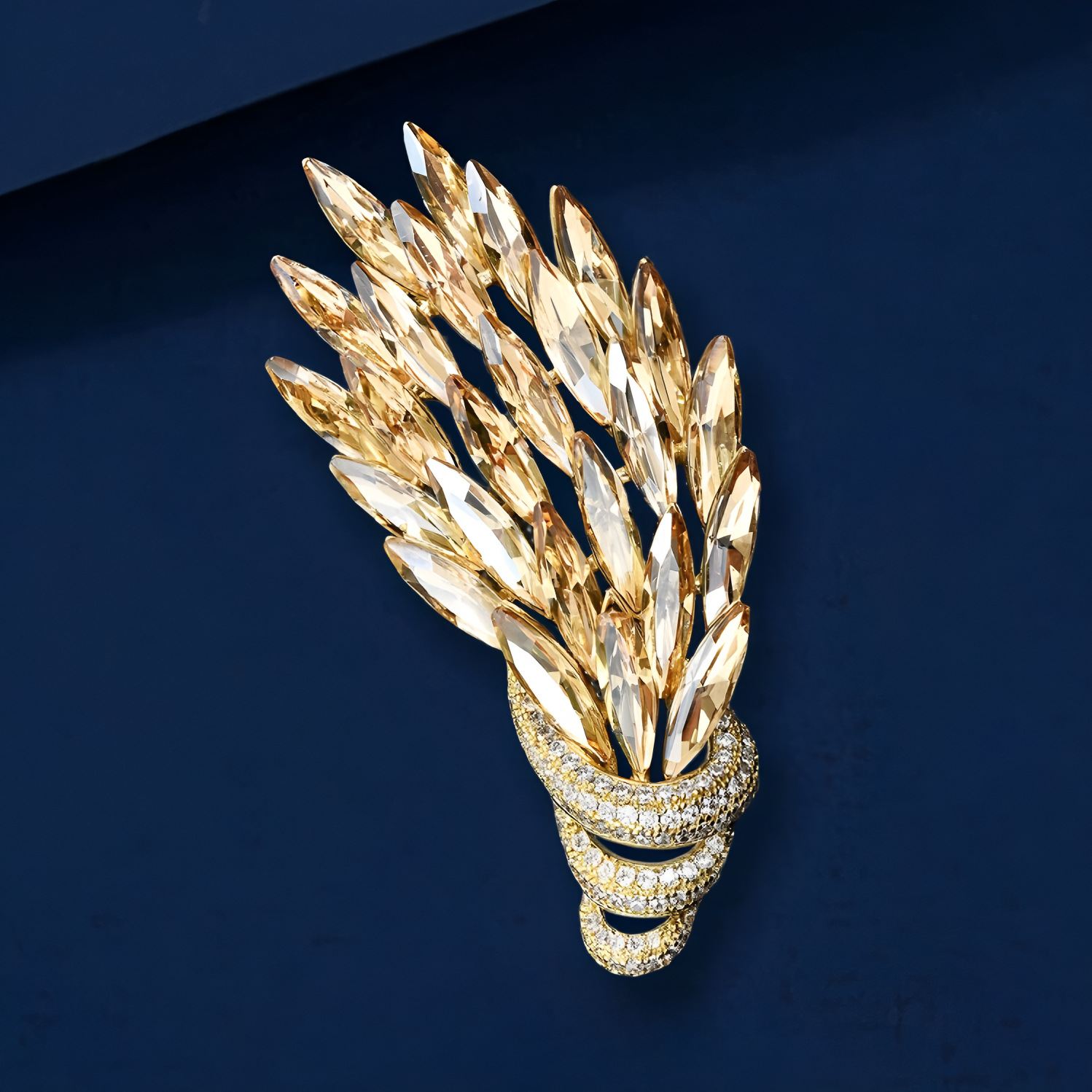 Elegant high-end brooch