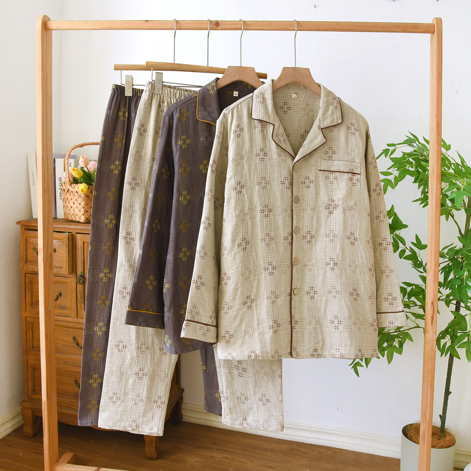 New Men's Cotton Double-Layer Gauze Lapel Pajamas for All Seasons, Thin Casual Large Size Home Long-Sleeved Suit That Can Be Worn Outside