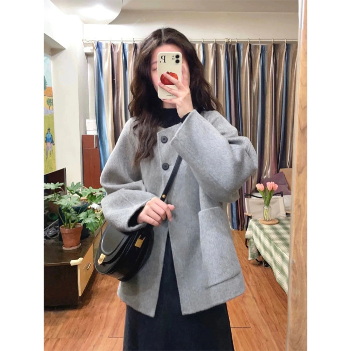 Детское короткое шерстяное пальто в стиле Chanel - толстая демисезонная oversize куртка серого цвета