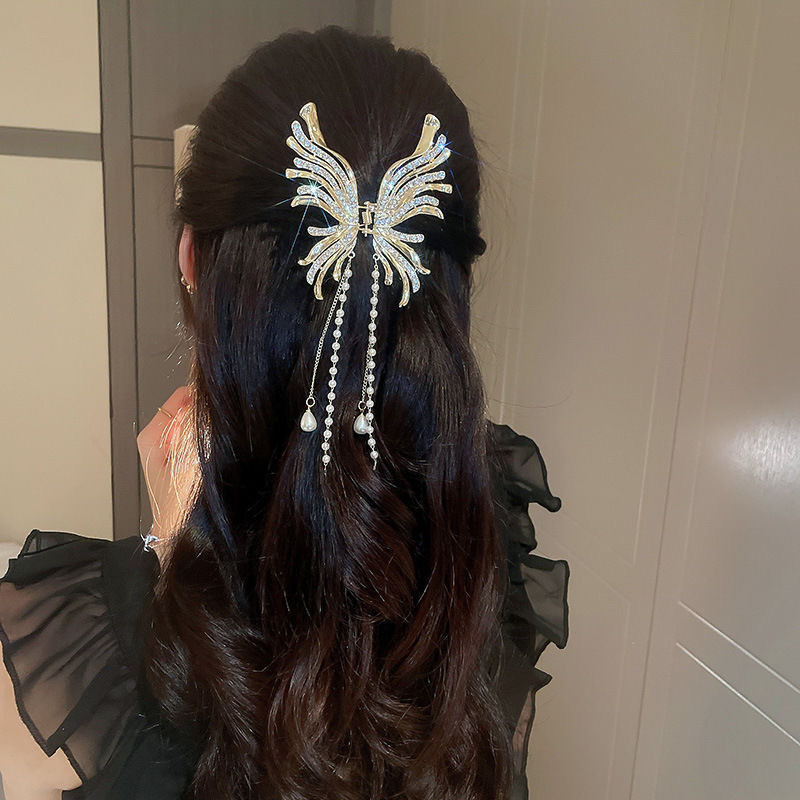 Elegante fermacapelli a farfalla con perle e nappe_voghion.com