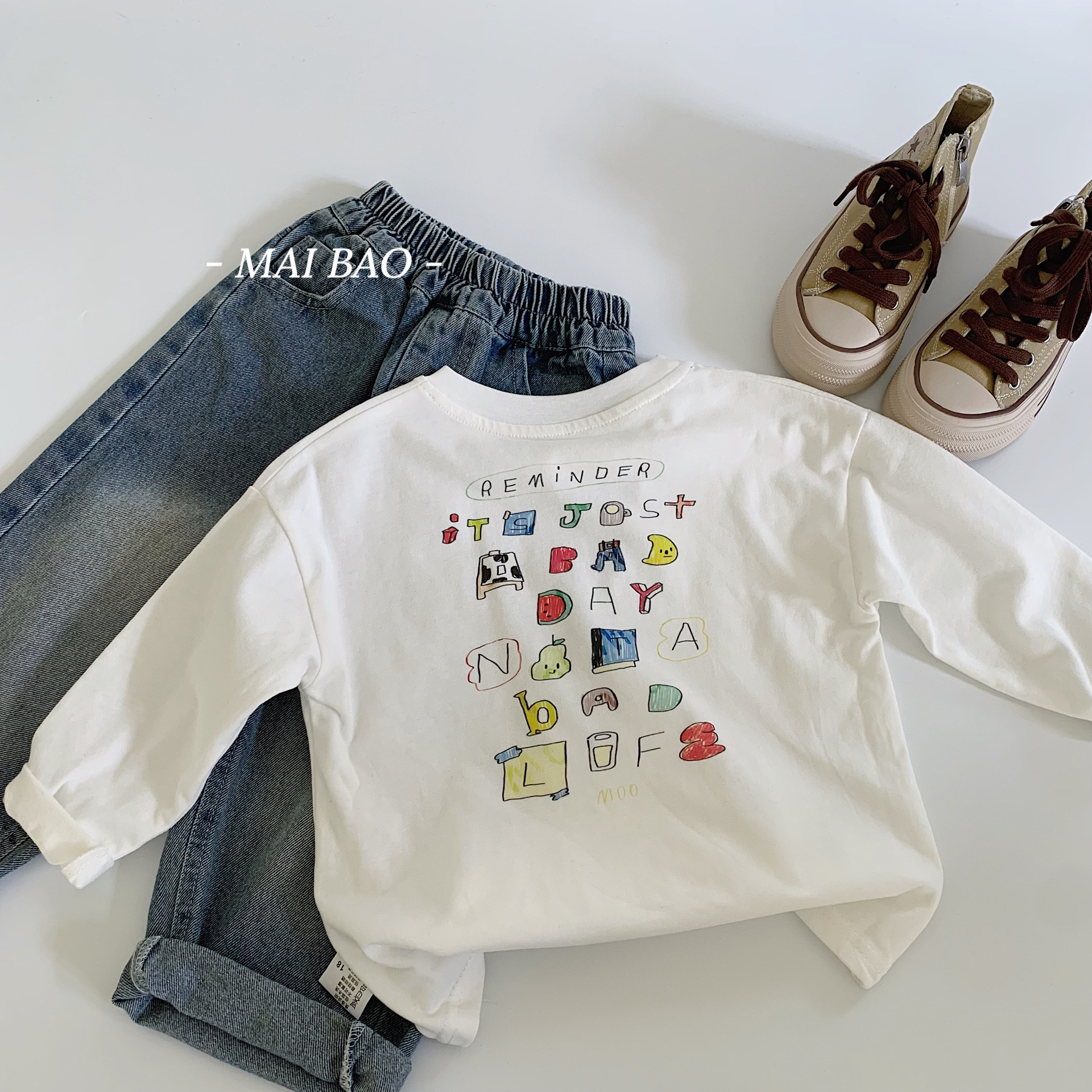 Camiseta infantil Mai Bao2025 primavera algodón nuevo estilo para niños coreanos blindaje suelto letras de color funda t