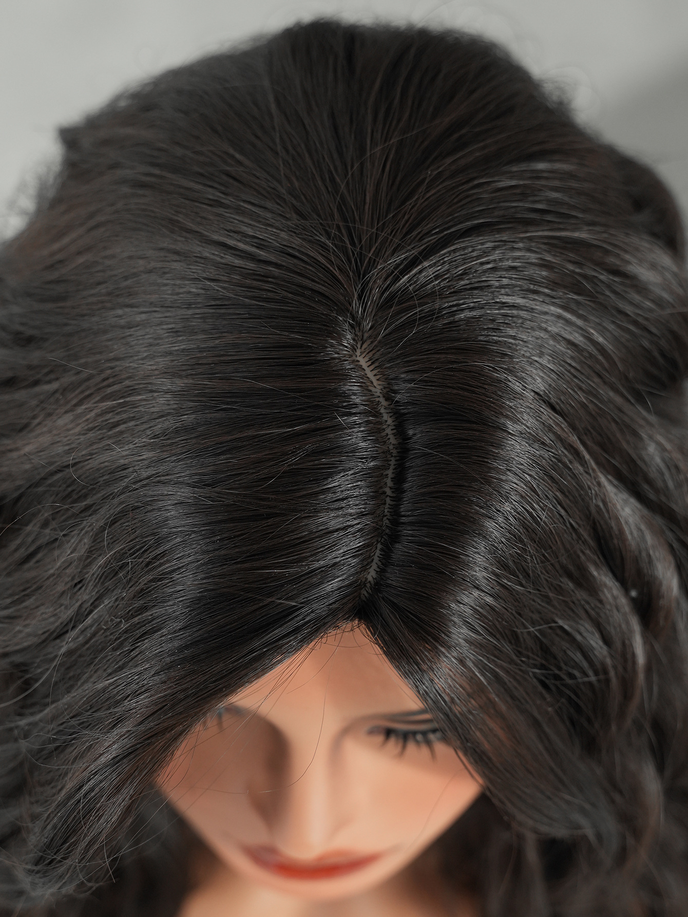 Unisex mittellanges lockiges Haar, kurzes Haar, Bob, Mittelscheitel, altersreduzierendes Chemiefaser-Hochtemperatur-Seidenperückenset_voghion.com