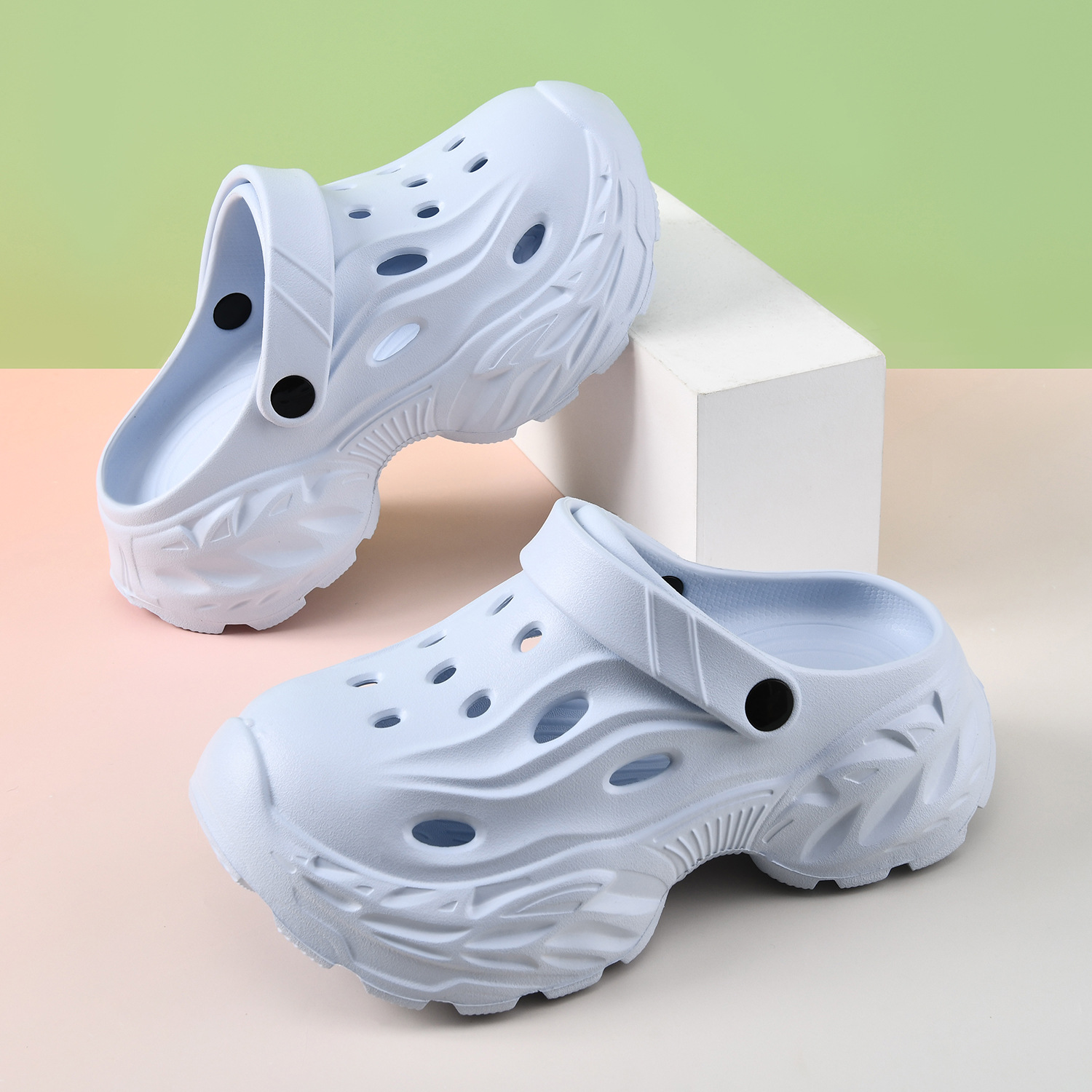 En nombre de los zapatos con agujeros para el cabello, uso externo para damas, nuevo estilo de verano, arrastre Baotou, sandalias y zapatillas de campamento EVA antideslizantes y transpirables