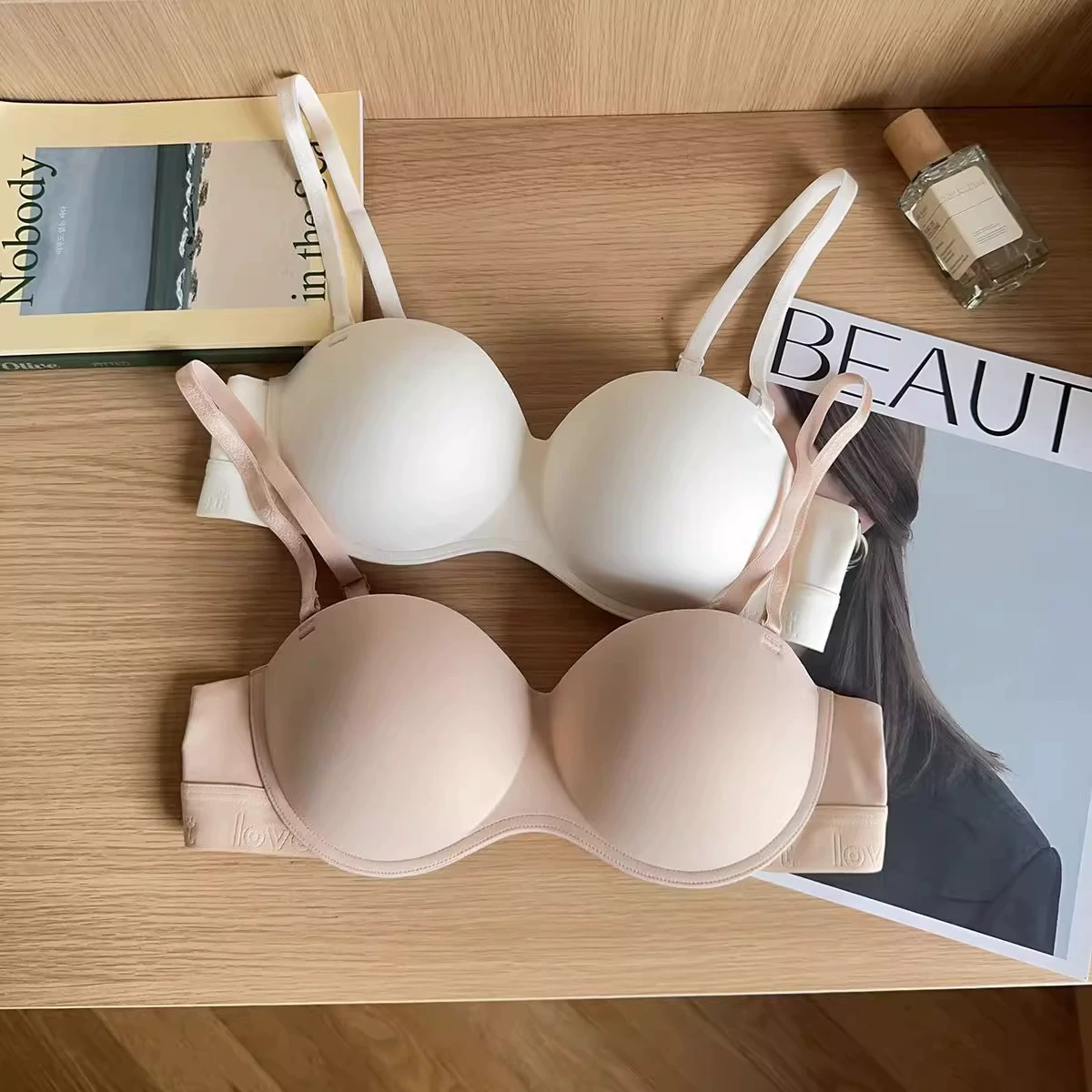 Бесшовное глянцевое нижнее белье для женщин с маленькой грудью, полукруглый шарик, тонкий верх и толстый низ, без ободков, бюстгальтер против провисания.