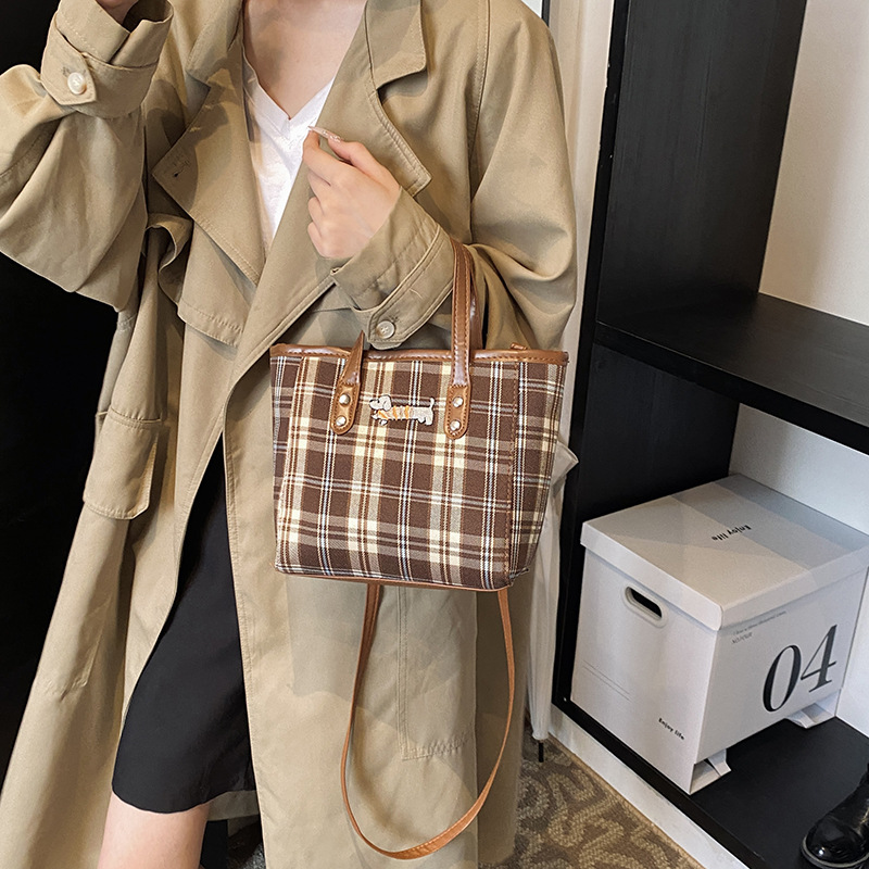 Bolsas de lona populares de este año, bolsas de lona de gran capacidad para mujeres, 2024 nuevo otoño y invierno bolsas de celosía, bolsas de cubo de mano