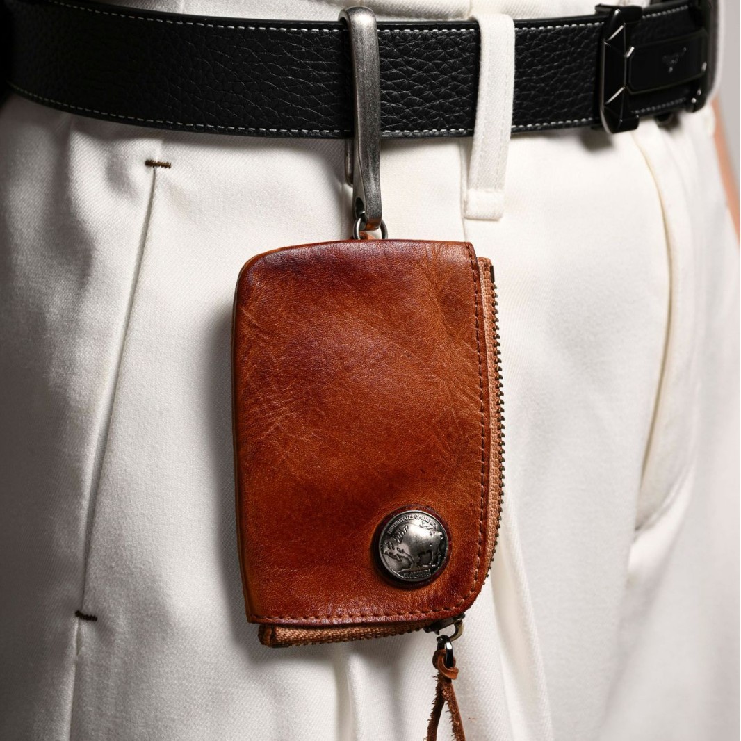 Top-layer vegetable-tanned leather key case for women, handcrafted with a vintage washed cowhide finish, retro-style zippered car key case and coin purse