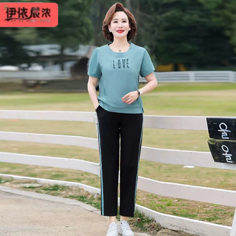 Костюм для женщин среднего возраста, повседневный, с коротким рукавом, лето 2025, новый стиль, одежда для мам, элегантный комплект из двух предметов: футболка телесного цвета и шорты для женщин