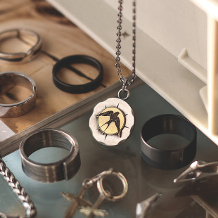 Swallow Bird coin pendant personality trend High Street fashion all-match temperament industrial style trendy men's round brand men's necklace