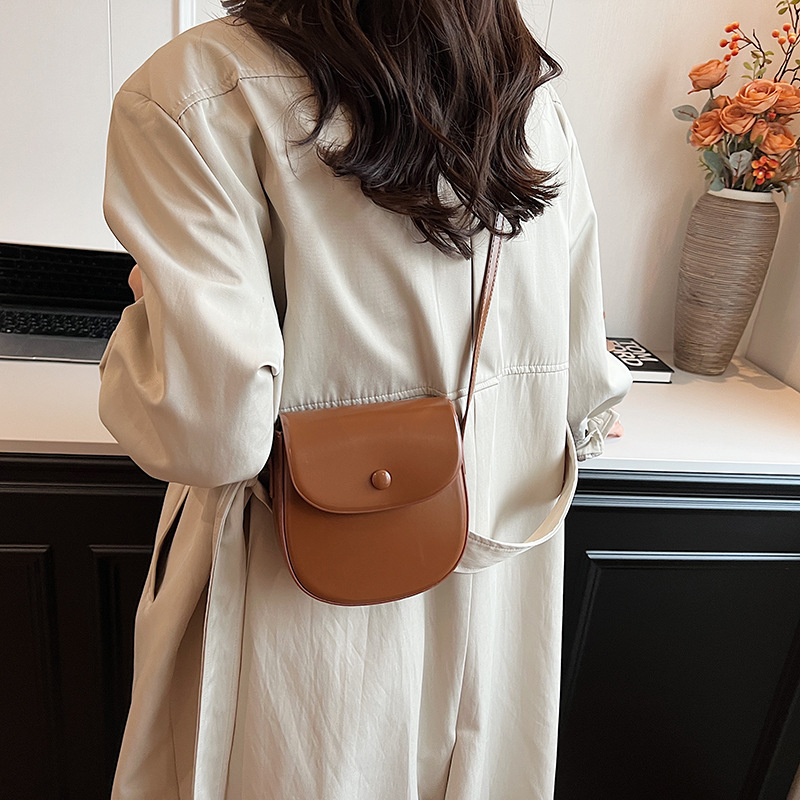 Single shoulder solid color, simple and versatile, casual crossbody mobile commuting mini box, saddle bag, women's bag_voghion.com