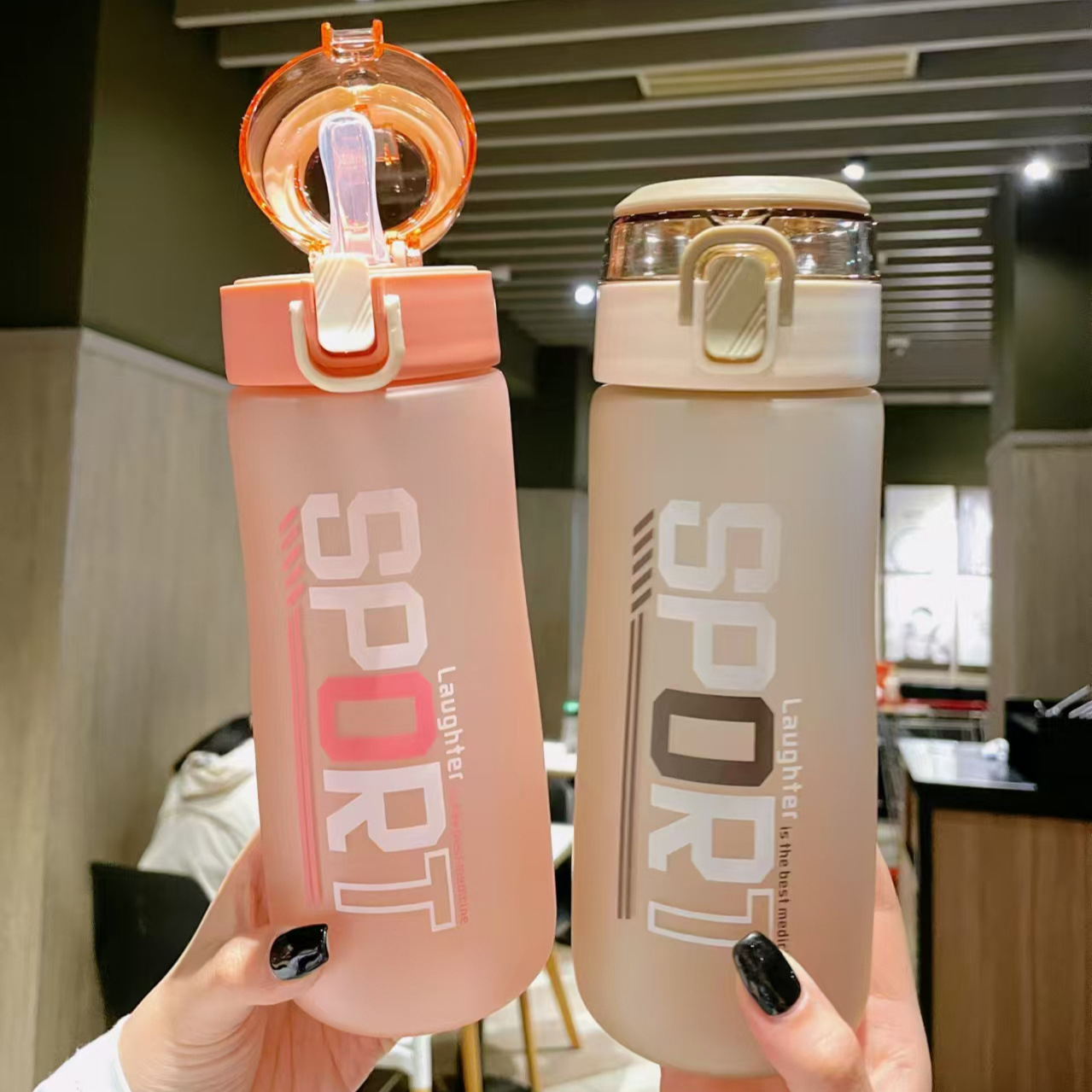 Amazon venta caliente con tazas de agua para adultos de alto valor con tazas de plástico de paja para estudiantes tazas deportivas portátiles