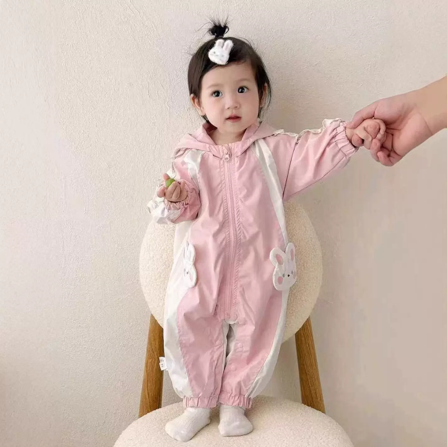 婴儿衣服秋装冲锋连体衣小月龄女宝宝满月百天洋气防风外出爬爬服